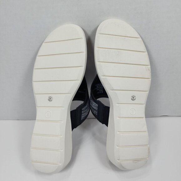 ❤️2/$22 St.John's Bay Memory Foam Women Black White Thong Sandal slippers size 8 - Picture 5 of 8